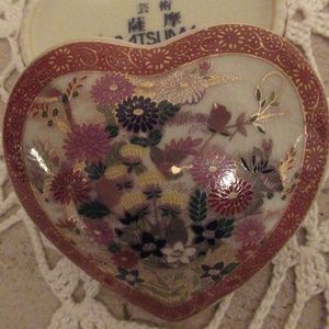 Vintage Hand painted Satsuma heart shaped trinket box